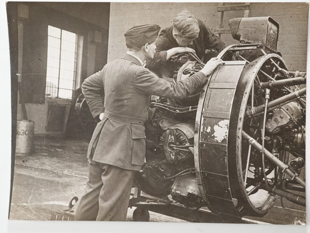 PHOTO Argentique	Royaume Unis	Royal Air Force officier ingénieur 	15X21cm	1940
