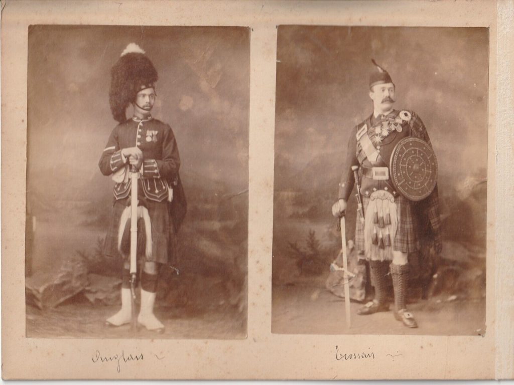 TIRAGE PHOTO	2 ALBUMINE SUR  CARTON  1880 SOLDAT ANGLAIS ET ECOSSAIS PHOTO 10X15