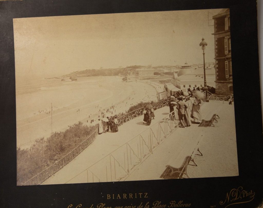 PHOTO ALBUMINE NORDEIN PHOTO 1890 BIARRITZ LA PLAGE PLACE BELLEVUE 21X27cm