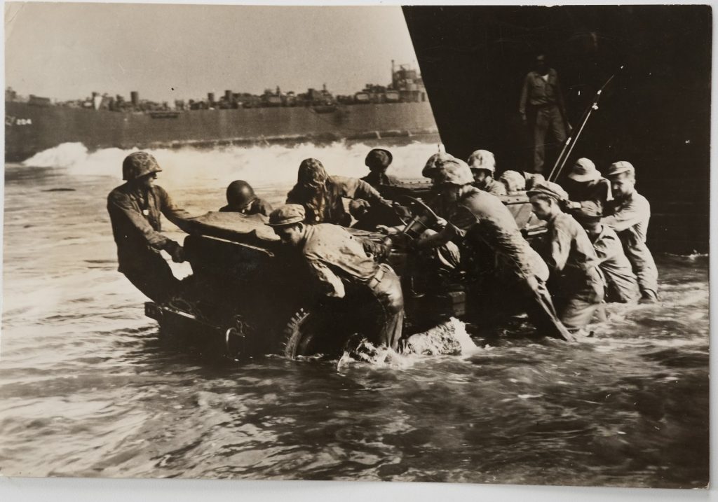 PHOTO Royaume Unis Soldat américain débarque une jeep à Gloucester 11X17cm