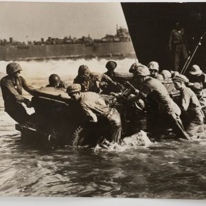 PHOTO Royaume Unis	Soldat américain débarque une jeep à Gloucester	11X17cm