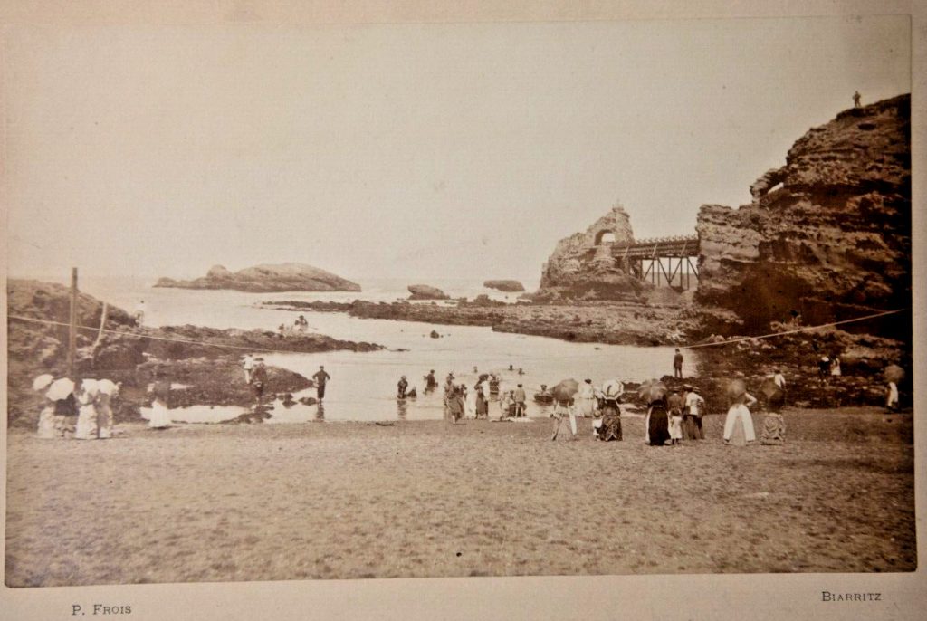 TIRAGE PHOTO	ALBUMINE SUR CARTON  P.FROIS 1880	BIARRITZ PLAGE  13,5X22cm