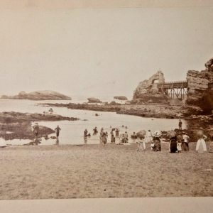 TIRAGE PHOTO	ALBUMINE SUR CARTON  P.FROIS 1880	BIARRITZ PLAGE  13,5X22cm