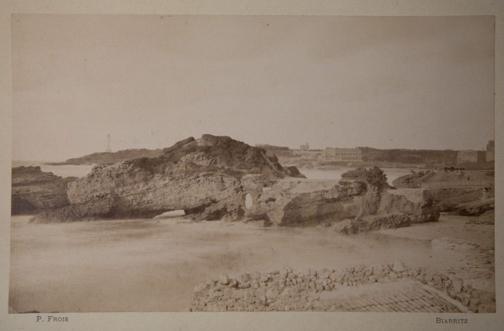 TIRAGE PHOTO	ALBUMINE SUR CARTON  P.FROIS 1880	BIARRITZ PLAGE  13,5X22cm