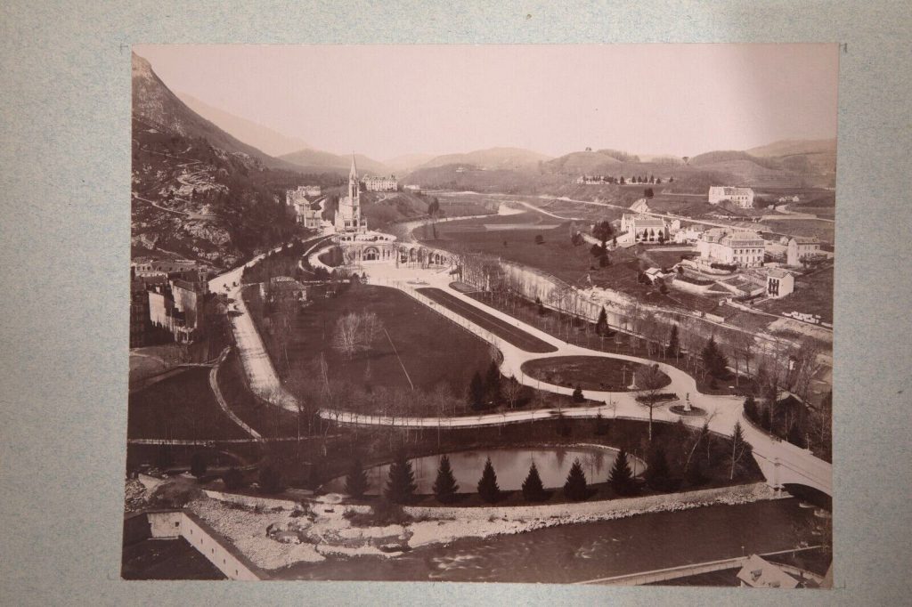 TIRAGE PHOTO	ALBUMINE 1899 ATTRIBUE A VIRON	PYRENEES LOURDES 25X29cm	SEPIA