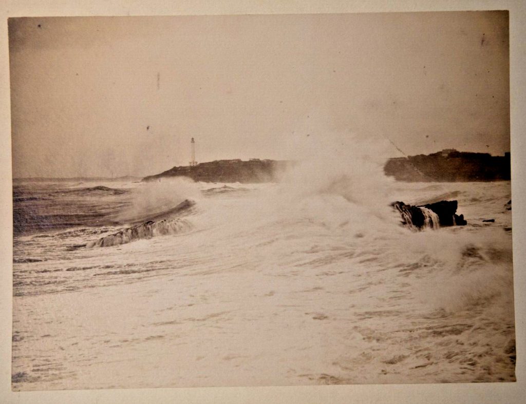TIRAGE PHOTO	ALBUMINE SUR CARTON 1870	BIARRITZ VAGUE ET PHARE 16X22CM