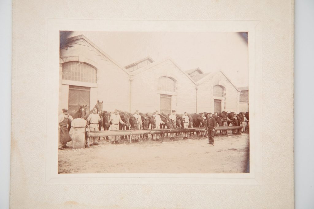 PHOTO ARGENTIQUE  MILITARIA FORMAT 8,5X11,5cm CIRCA 1890 MILITAIRE ET CHEVAUX