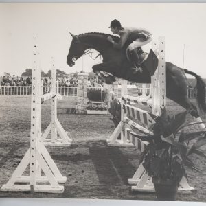 PHOTO Argentique	France	Equitation cheval saut d'obstacles	24X29cm	1970