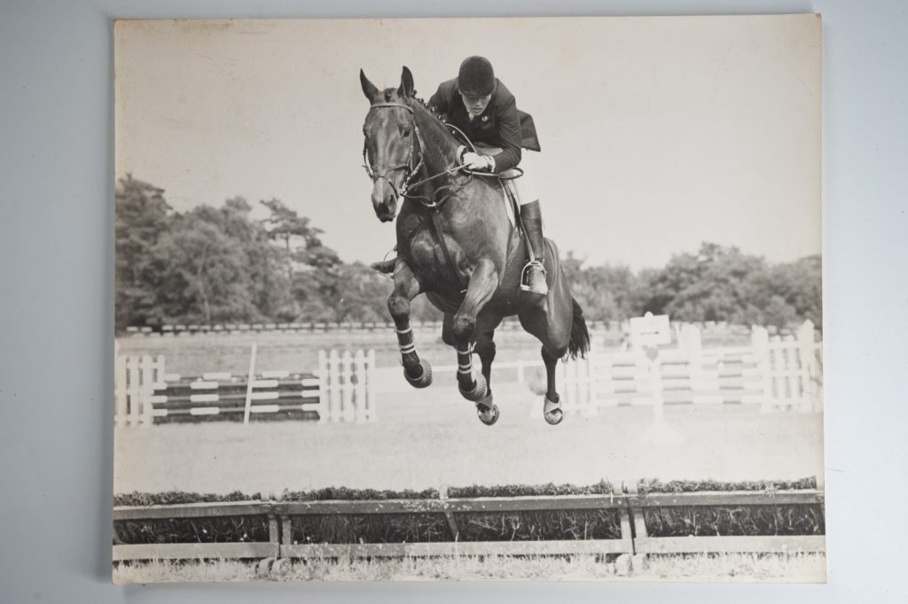 PHOTO Argentique France Equitation cheval saut d'obstacles 24X29cm 1970