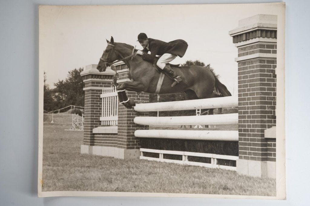 PHOTO Argentique France Equitation cheval saut d'obstacles 24X29cm 1970