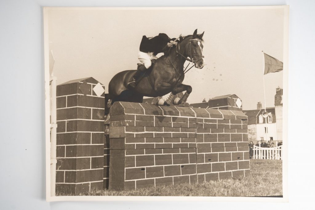 PHOTO Argentique France Equitation cheval saut d'obstacles 24X29cm 1970