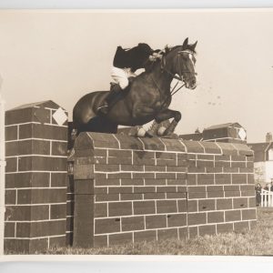 PHOTO Argentique	France	Equitation cheval saut d'obstacles	24X29cm	1970