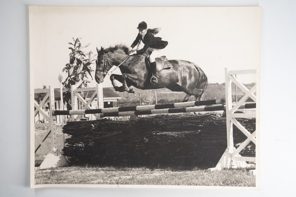 PHOTO Argentique France Equitation cheval saut d'obstacles 24X29cm 1970