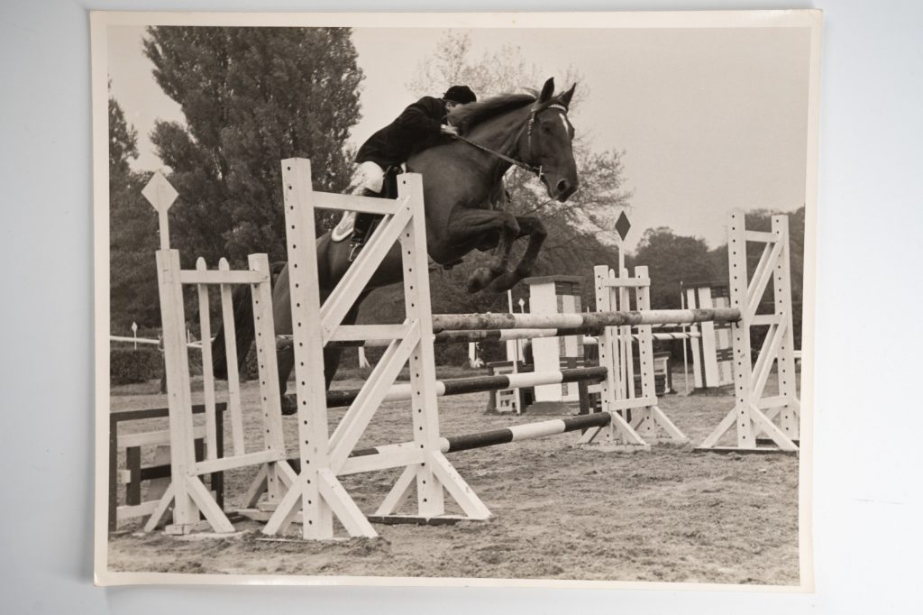 PHOTO Argentique France Equitation cheval saut d'obstacles 24X29cm 1970