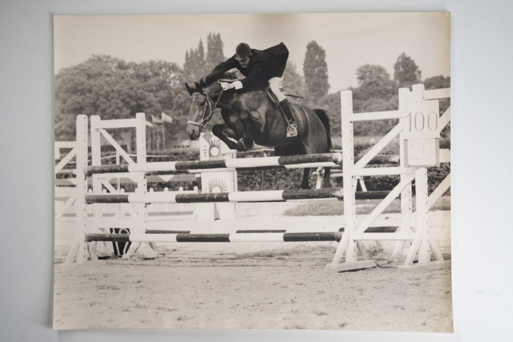 PHOTO Argentique	France	Equitation cheval saut d'obstacles	24X29cm	1970