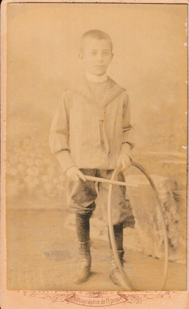 CDV circa 1870 France, enfant et cerceau