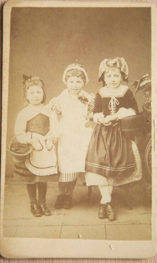CDV circa 1870. Enfants, famille LYON BAUDY