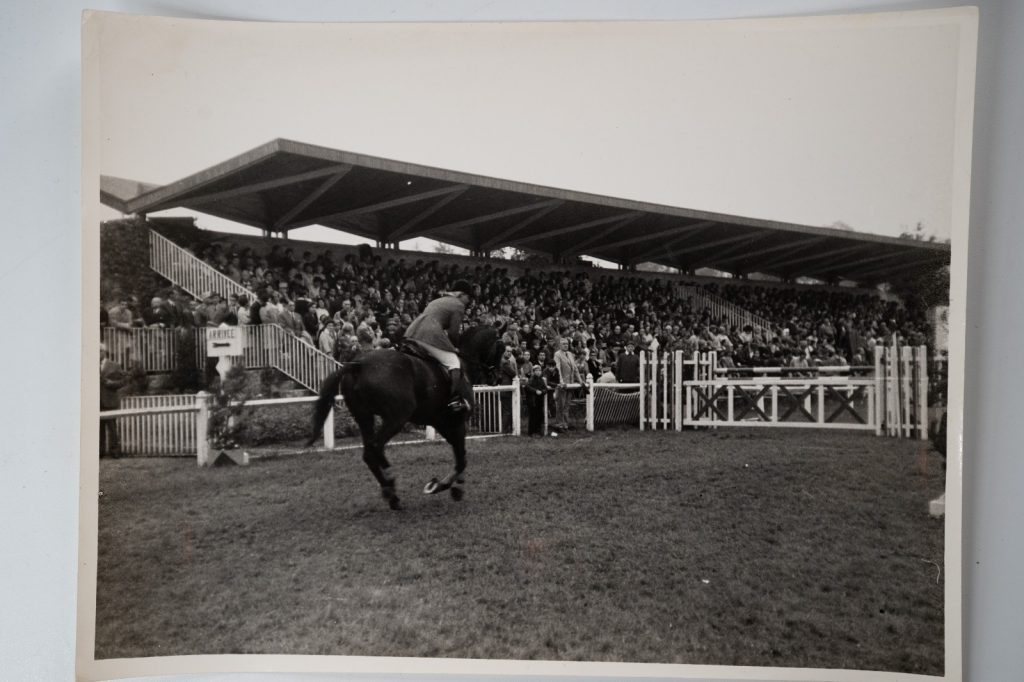 PHOTO Argentique France Equitation cheval saut d'obstacles 18X24cm 1970