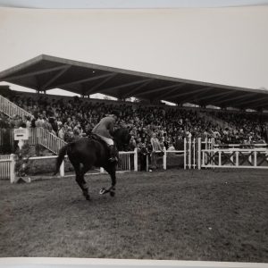 PHOTO Argentique	France	Equitation cheval saut d'obstacles	18X24cm	1970