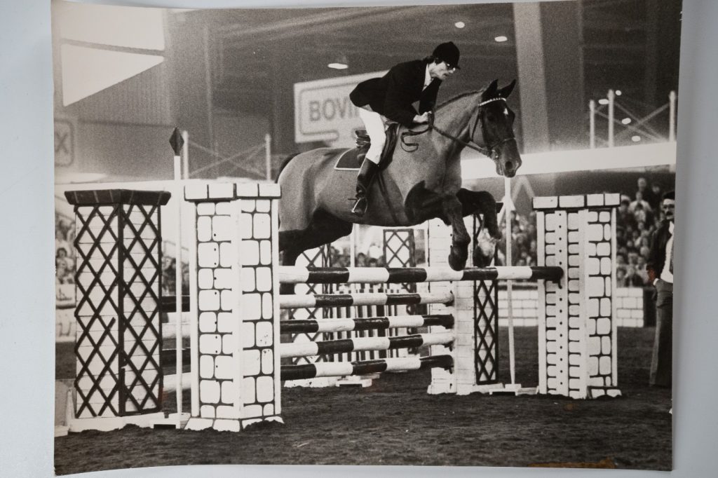 PHOTO Argentique France Equitation cheval saut d'obstacles 18X24cm 1970