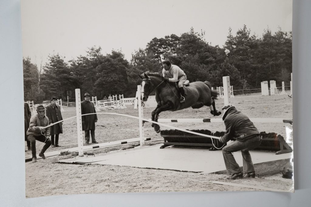 PHOTO Argentique France Equitation cheval saut d'obstacles 18X24cm 1970
