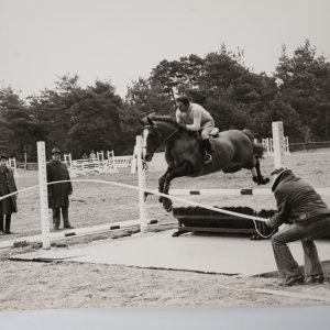 PHOTO Argentique	France	Equitation cheval saut d'obstacles	18X24cm	1970