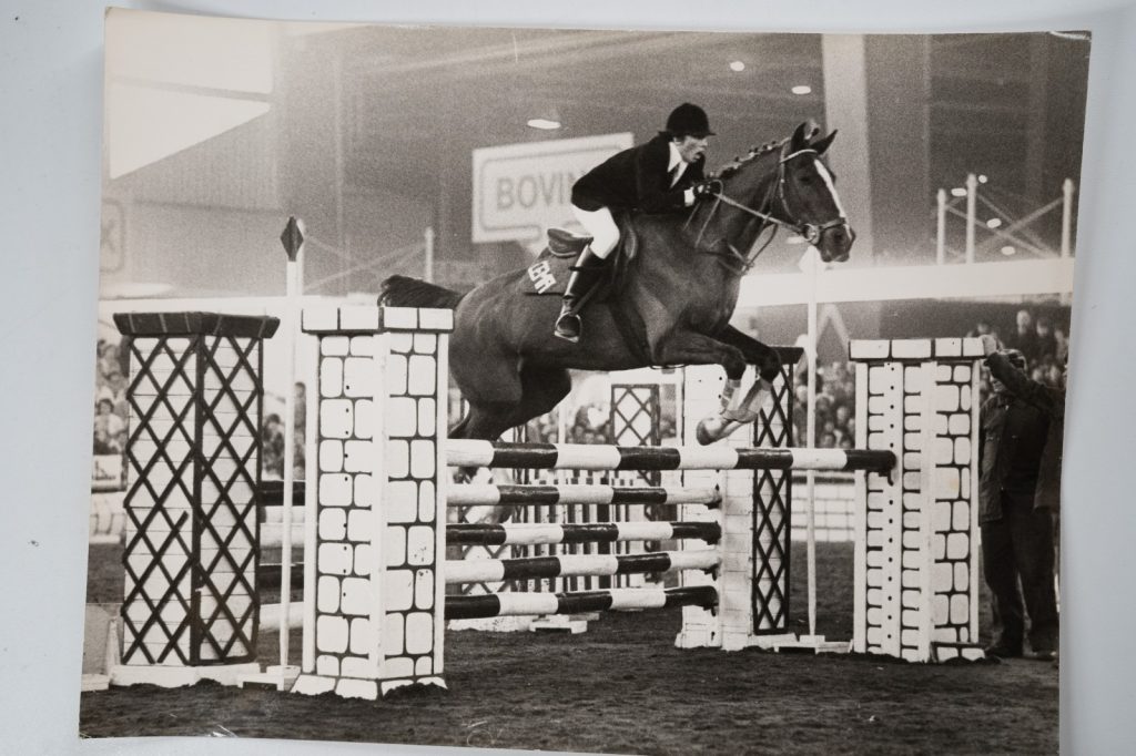 PHOTO Argentique France Equitation cheval saut d'obstacles 18X24cm 1970