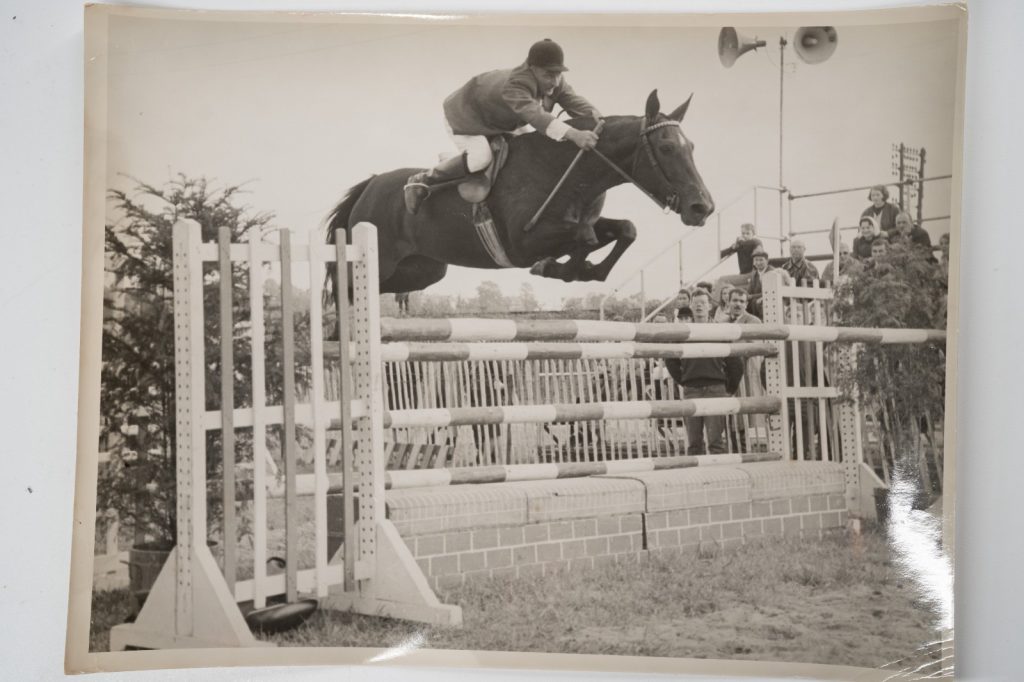 PHOTO Argentique France Equitation cheval saut d'obstacles 18X24cm 1970