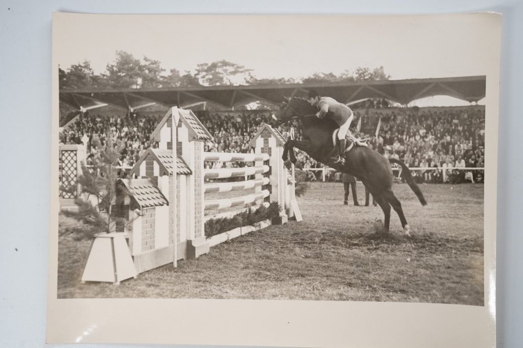PHOTO Argentique France Equitation cheval saut d'obstacles 18X24cm 1970