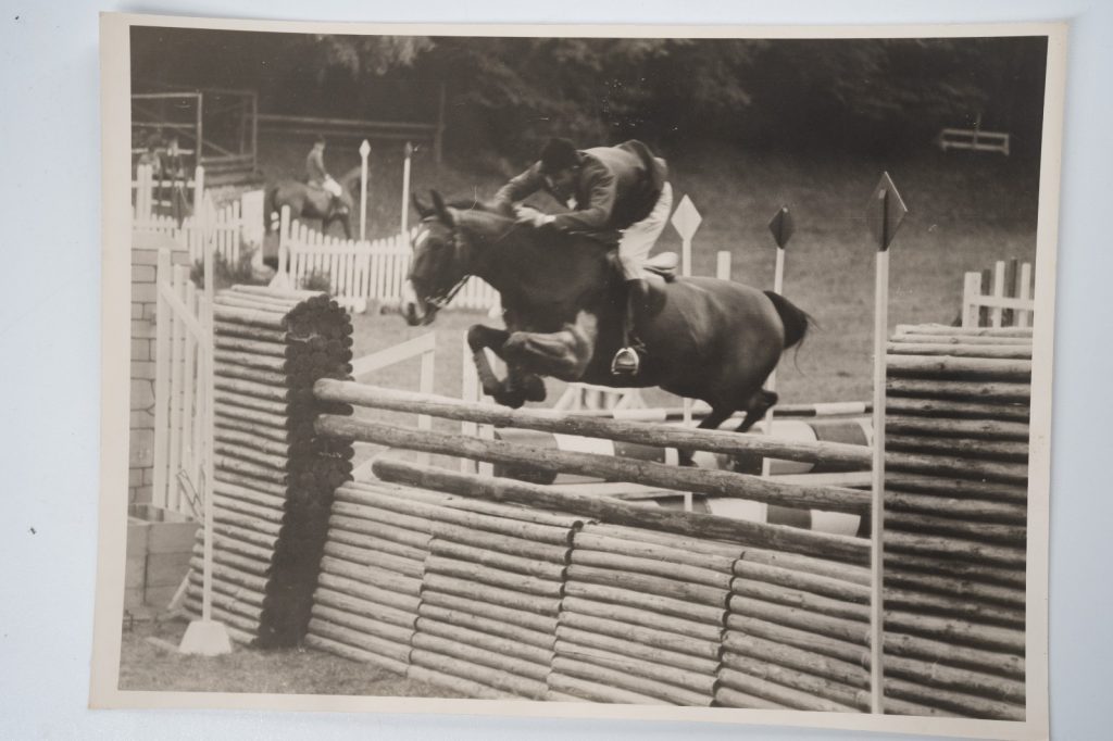 PHOTO Argentique France Equitation cheval saut d'obstacles 18X24cm 1970