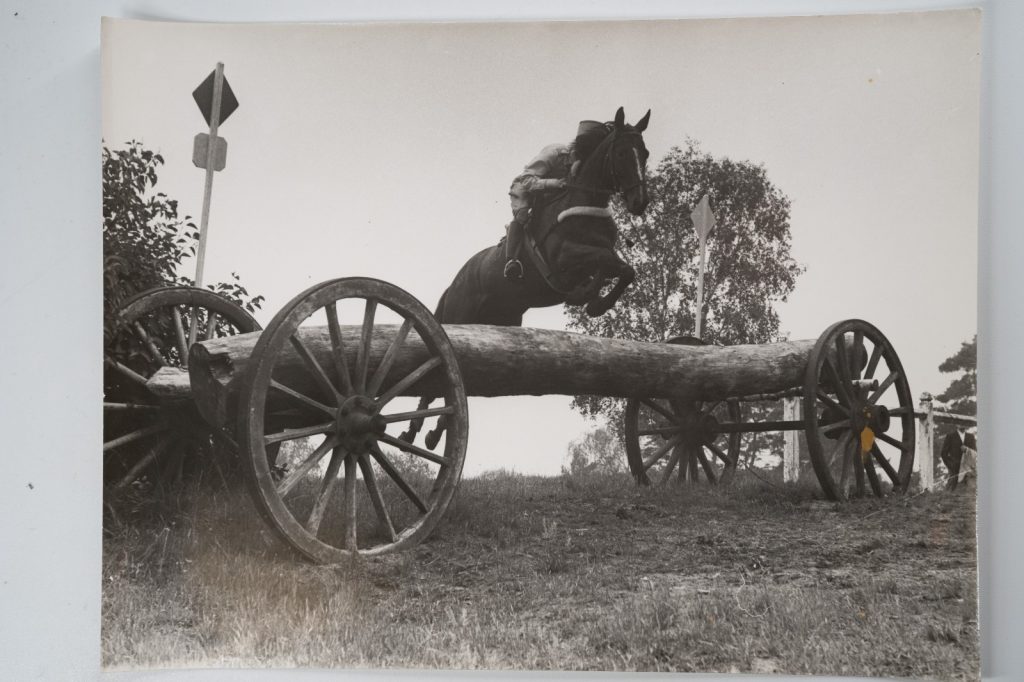PHOTO Argentique France Equitation cheval saut d'obstacles 18X24cm 1970