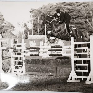 PHOTO Argentique	France	Equitation cheval saut d'obstacles	18X24cm	1970