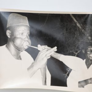 Photo argentique MUSICIEN noir et blanc année 80 afrique 12X18CM