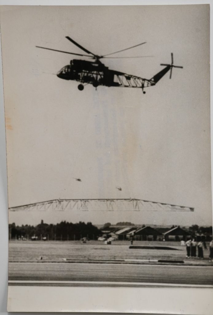 PHOTO de presse militaire helicoptrere démonstration farnborough 1960 13X18cm