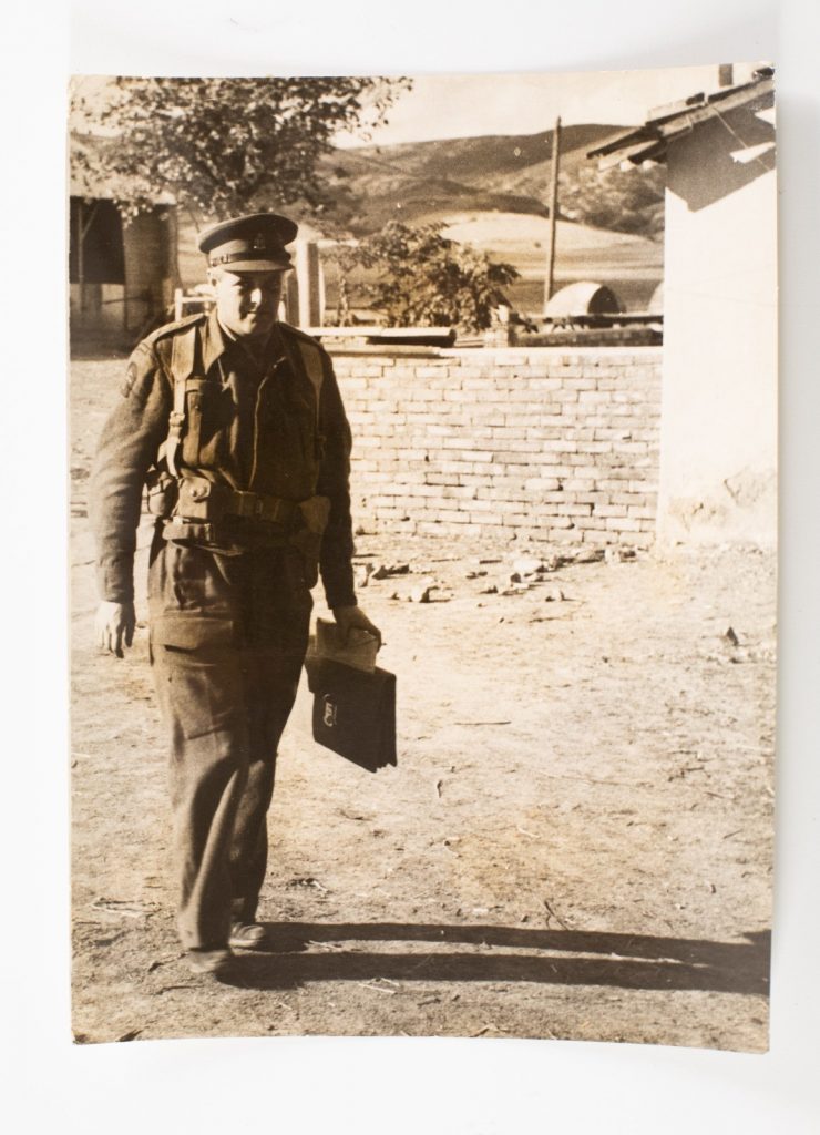 PHOTO OFFICIEL BRITANIQUE DE PRESSE MILITARIA 1945 15X21cm Tunis fils Churchill