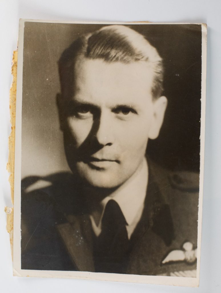 PHOTO, BRITISH OFFICIAL PHOTOGRAPH 1945 MILITAIRE AIR COMMODOR ELWORTHY 15X20cm