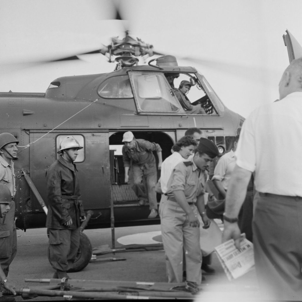 Tirage photo sur papier argentique militaire secours Algerie 1950 40x40cm