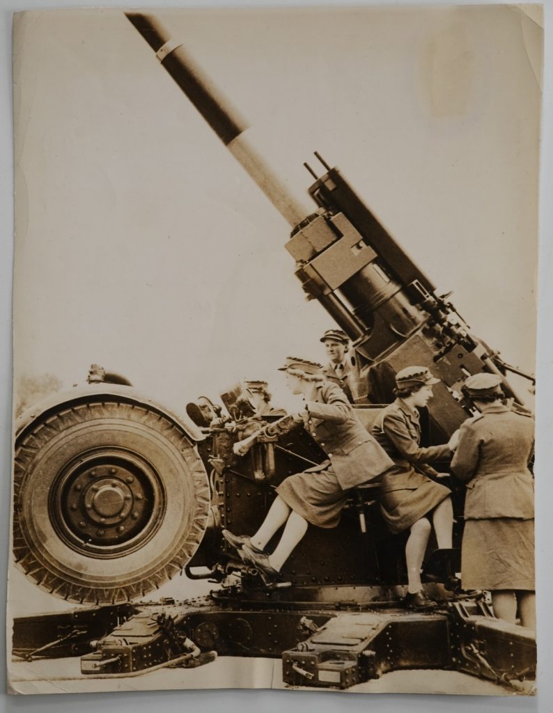 PHOTO Argentique Royaume Unis FEMME MILITAIRE BRITANIQUE canon antiaérien 16X21c