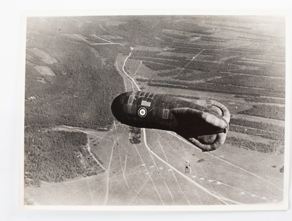 TIRAGE PHOTO ARGENTIQUE, 1960 Zeppelin militaire FRANCE 18X23cm