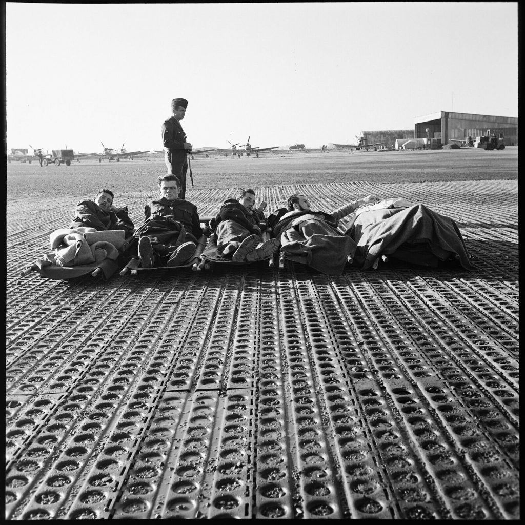 Tirage photo sur papier argentique militaire secours Algerie 1950 40x40cm