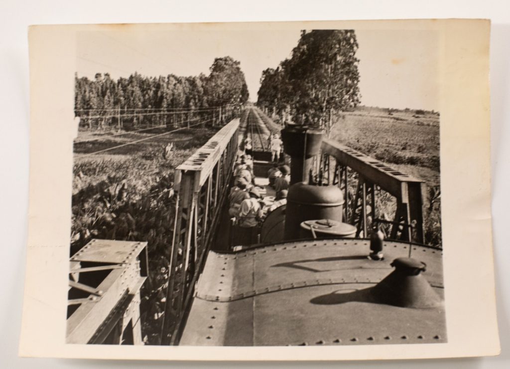 TIRAGE PHOTO	ARGENTIQUE	DE PRESSE 1945 15X20cm Soldat Britanique sur locomotive