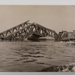 PHOTO OFFICIEL DE PRESSE 15X20cm 1945 militaire britanique tank amphibie pont