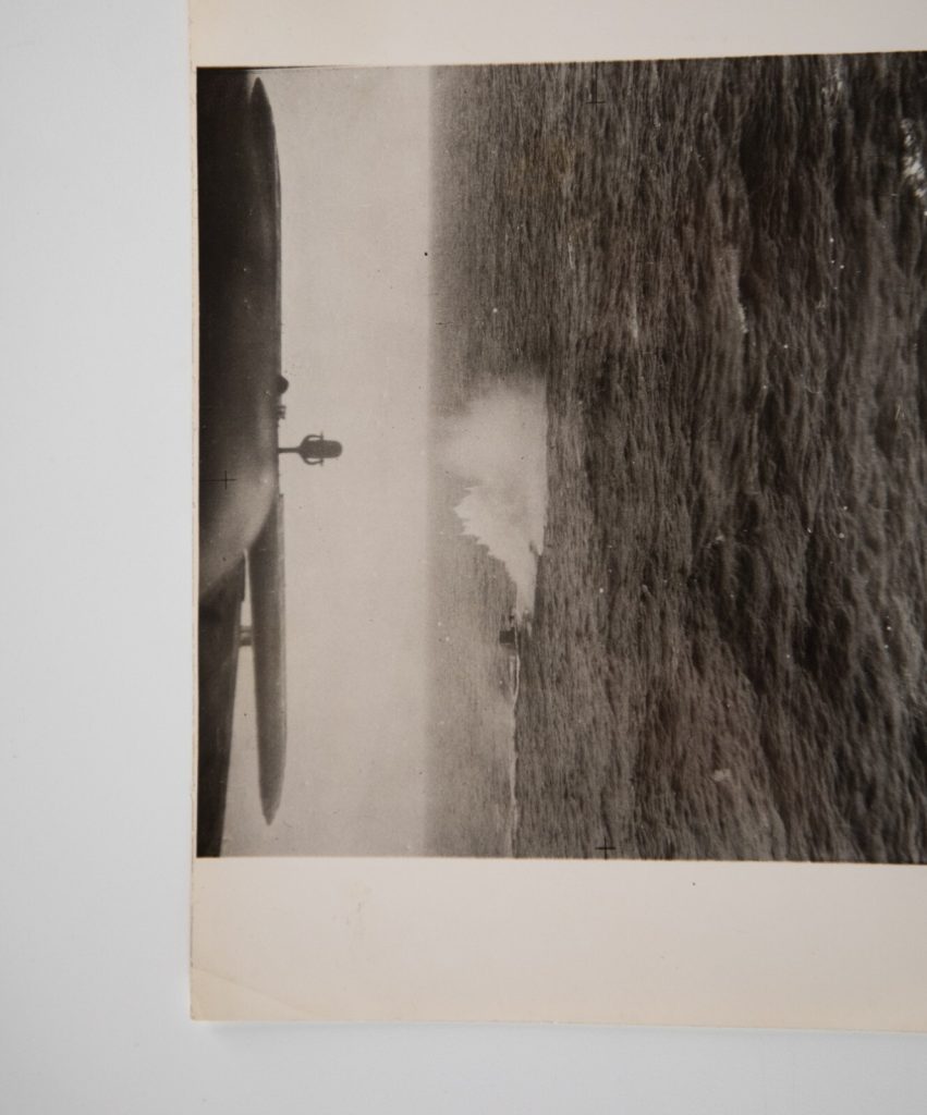 PHOTO ARGENTIQUE MILITARIA 1940	OFFICIEL BRITANIQUE 15X20cm Combat naval