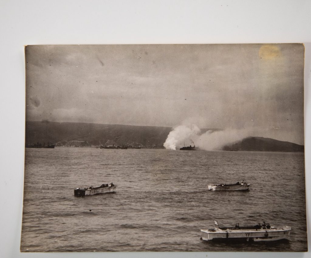 PHOTO ARGENTIQUE MILITARIA 1940	OFFICIEL BRITANIQUE 15X20cm Combat naval