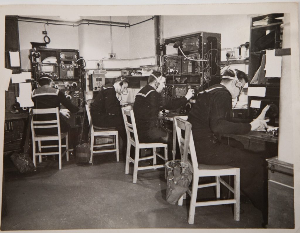 PHOTO ARGENTIQUE MILITARIA 1940 OFFICIEL BRITANIQUE 15X20cm Radio