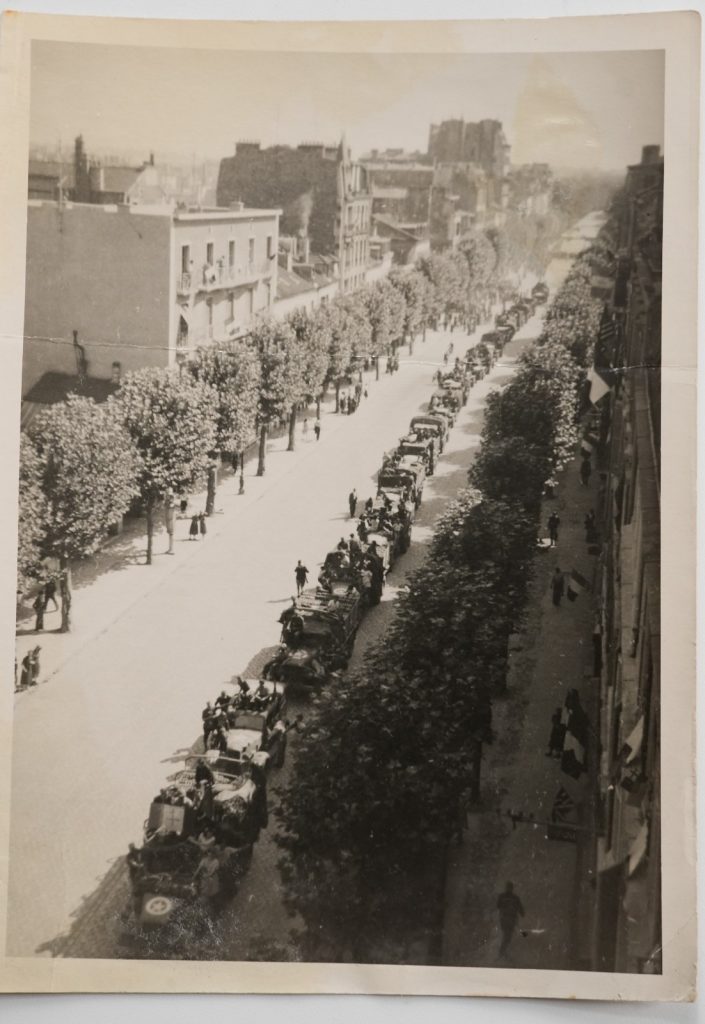 PHOTO  Argentique	France	Libération Jeep américaine défilé	13X18cm	1940