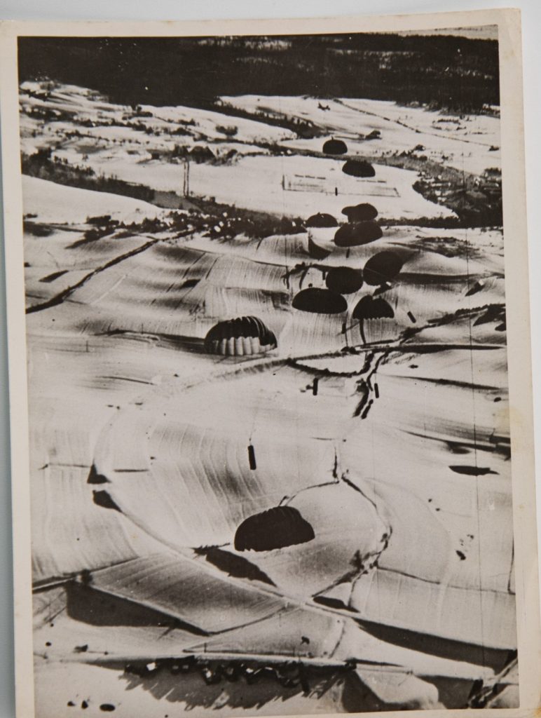 PHOTO ARGENTIQUE MILITARIA 1940 OFFICIEL BRITANIQUE 15X20cm Parachutiste