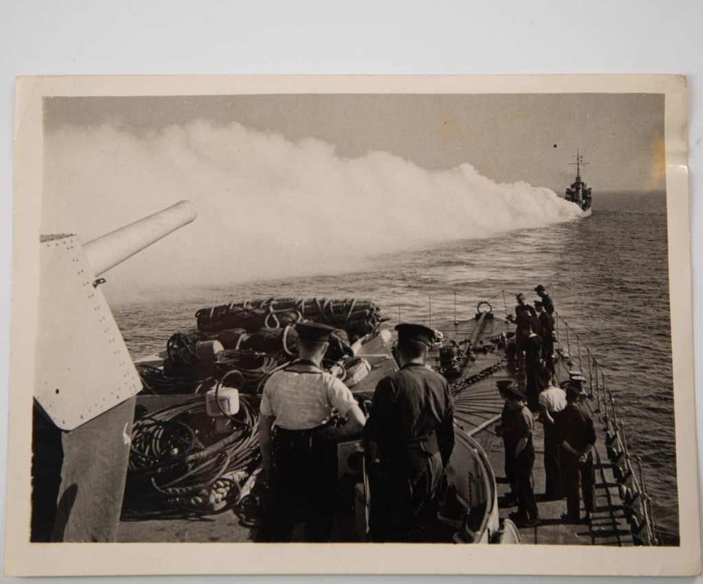 PHOTO ARGENTIQUE MILITARIA 1940	OFFICIEL BRITANIQUE 15X20cm Combat naval