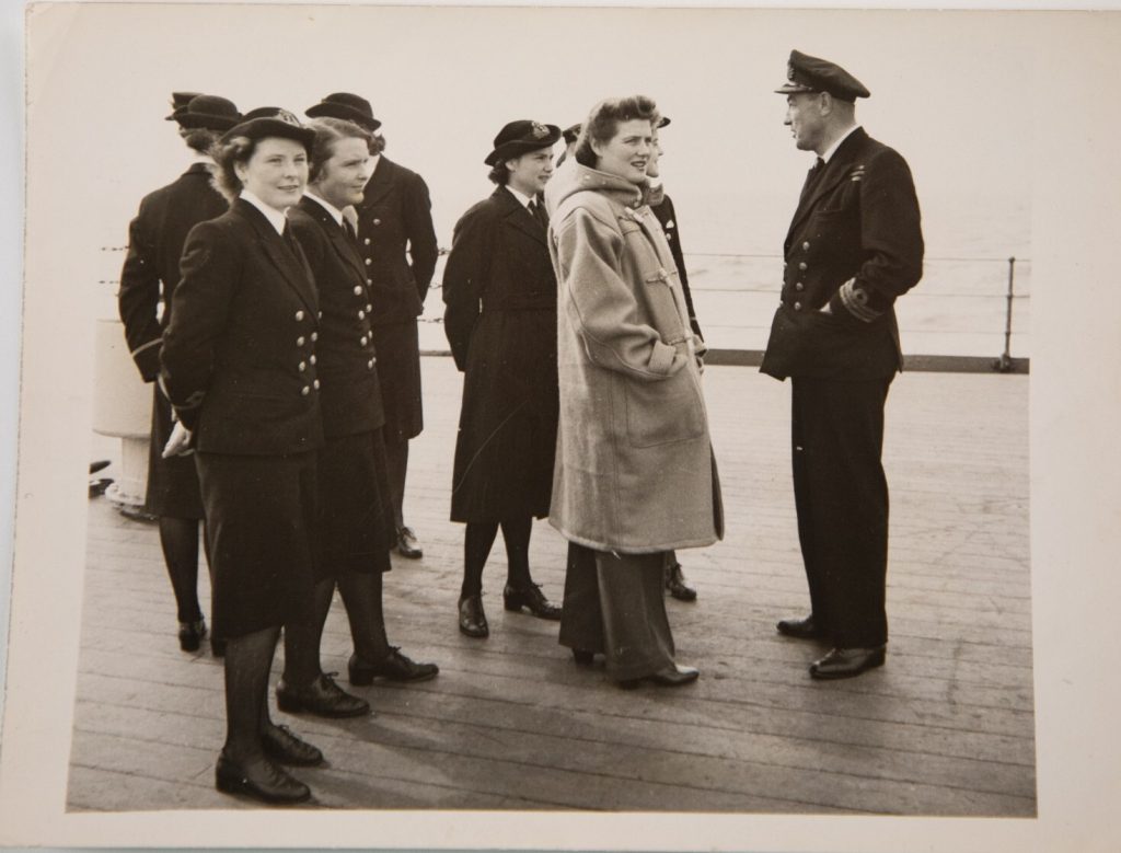 PHOTO ARGENTIQUE MILITARIA 1940 OFFICIEL BRITANIQUE 15X20cm Mary Chrchill
