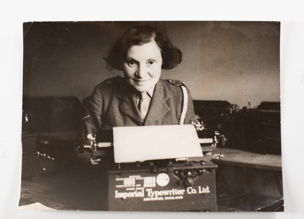 PHOTO OFFICIEL BRITANIQUE DE PRESSE MILITARIA 1945 15X21cm Typewriter